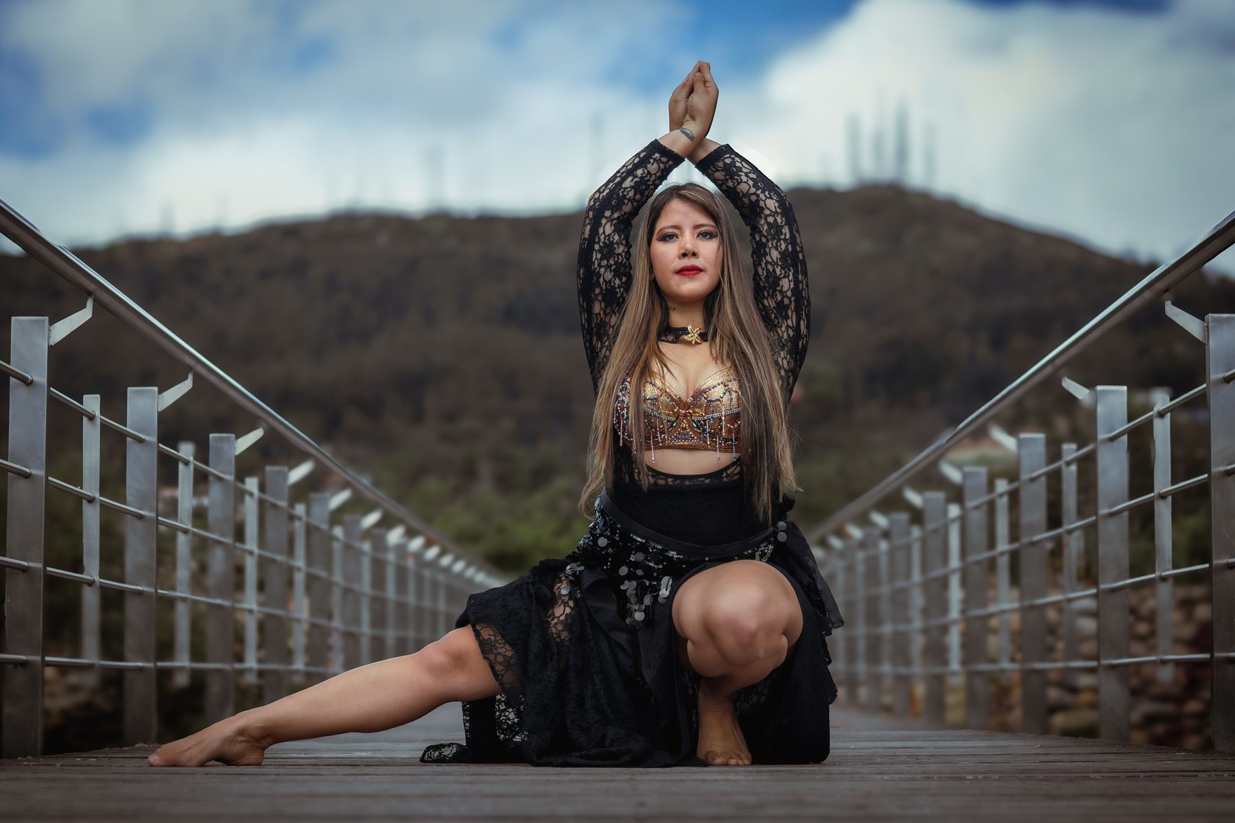 Romina Nour en pose de danza árabe sobre un puente