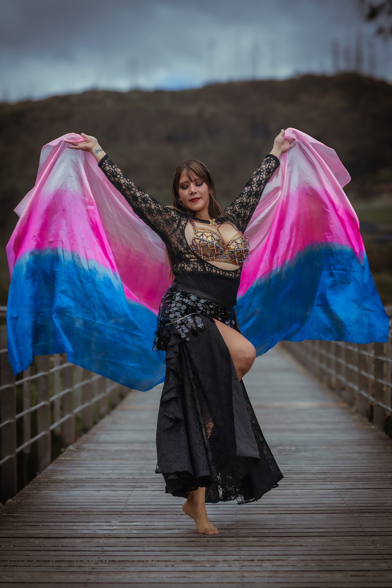 Romina Nour bailando danza árabe con velos rosa y azul
