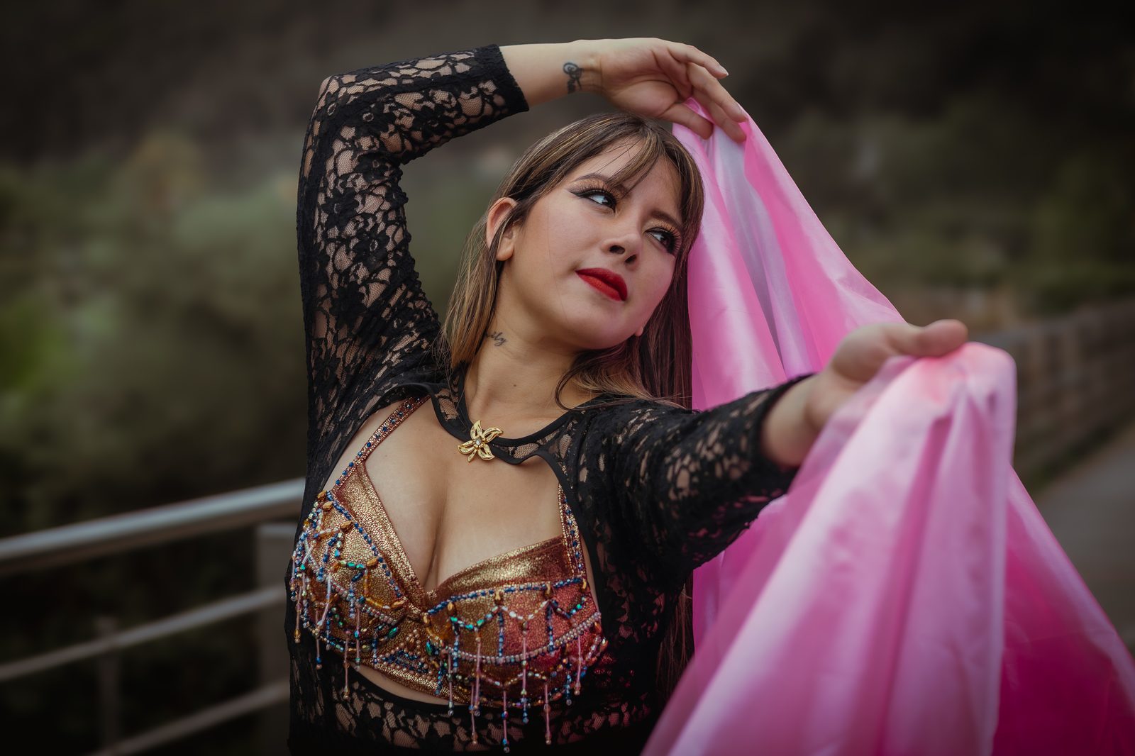 Romina Nour con velo rosa