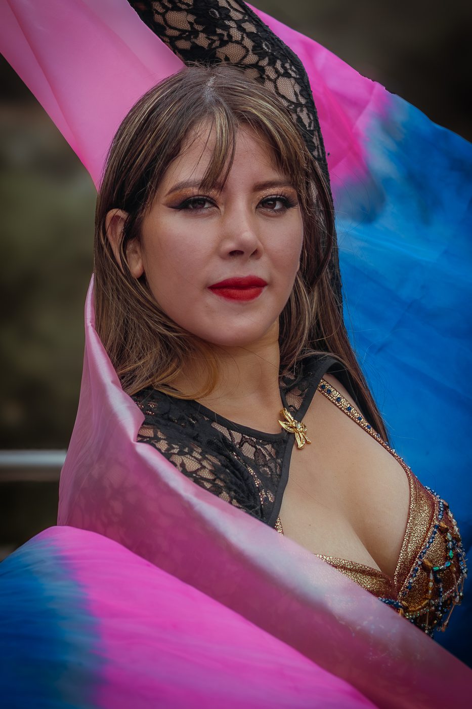 Romina Nour en movimiento con velos de seda rosa y azul