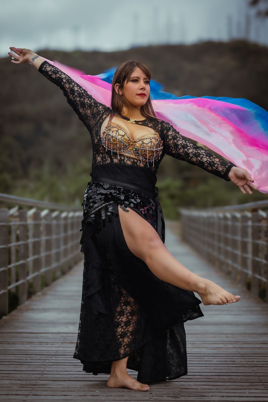 Romina Nour con vestuario de danza árabe en encaje negro y dorado
