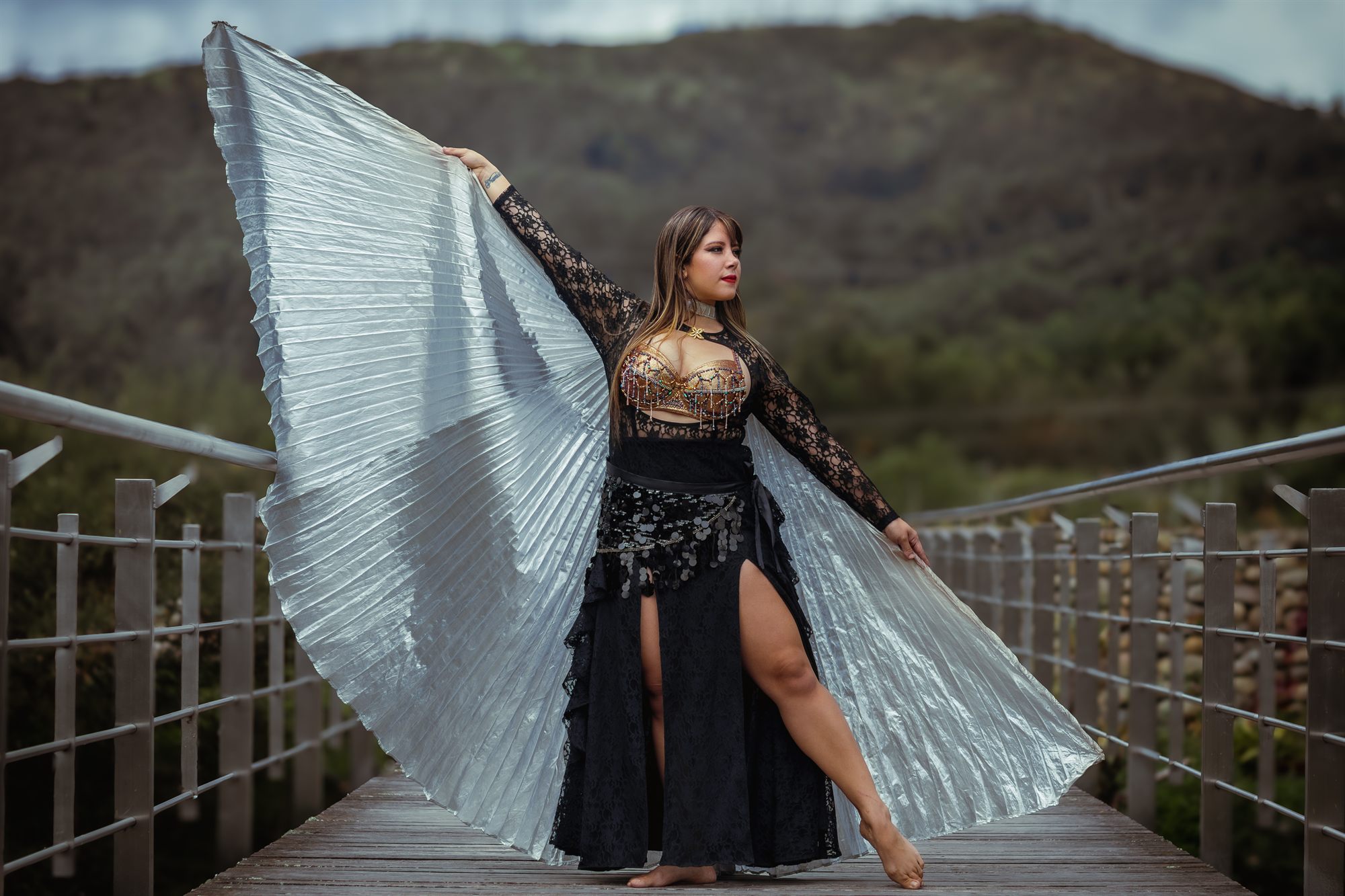 Romina Nour bailando danza árabe con velos de seda
