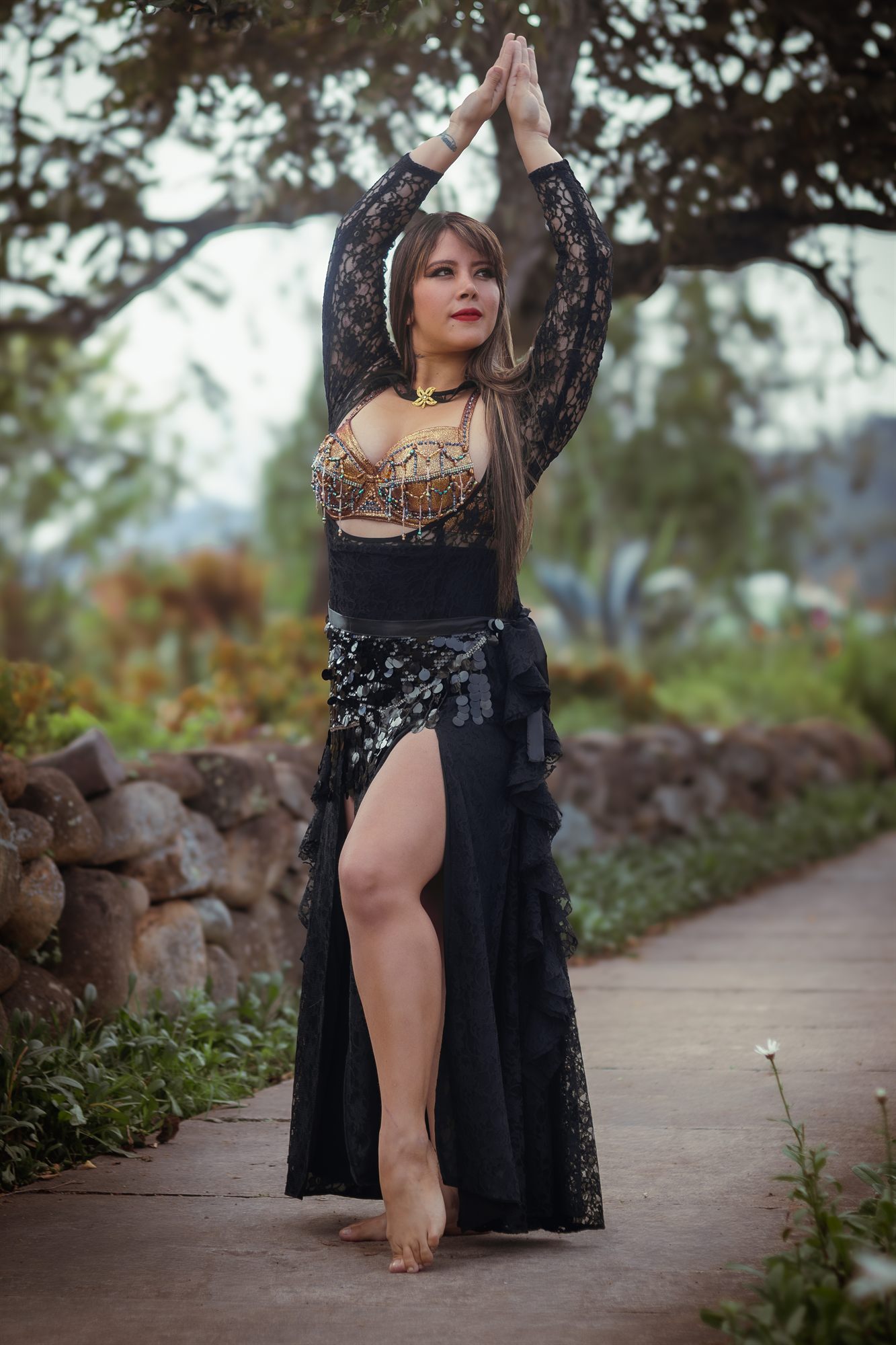 Romina Nour con vestuario de danza árabe, elegante y cercana